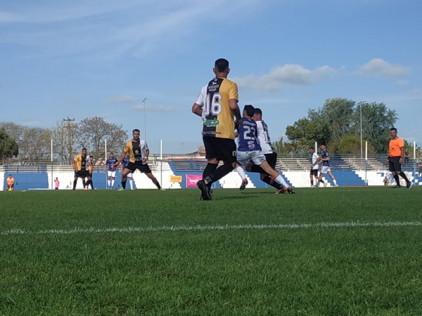 Melo Wanderers y Porongos igualaron 0 a 0 el primer chico